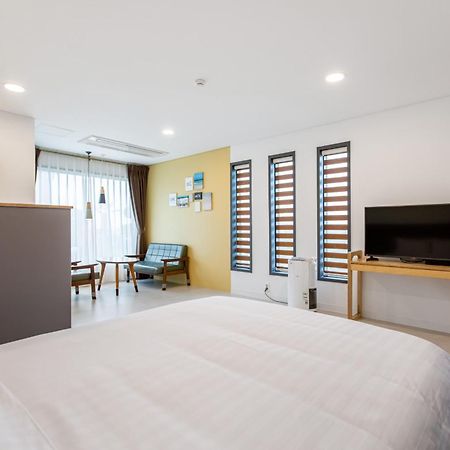 Lunamar Pension Jeju by Eksteriør bilde