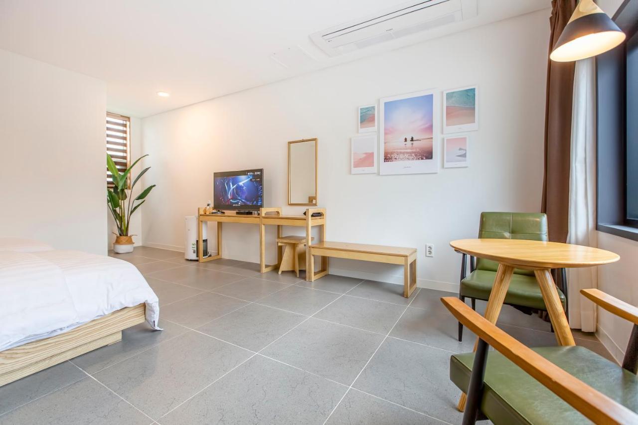 Lunamar Pension Jeju by Eksteriør bilde