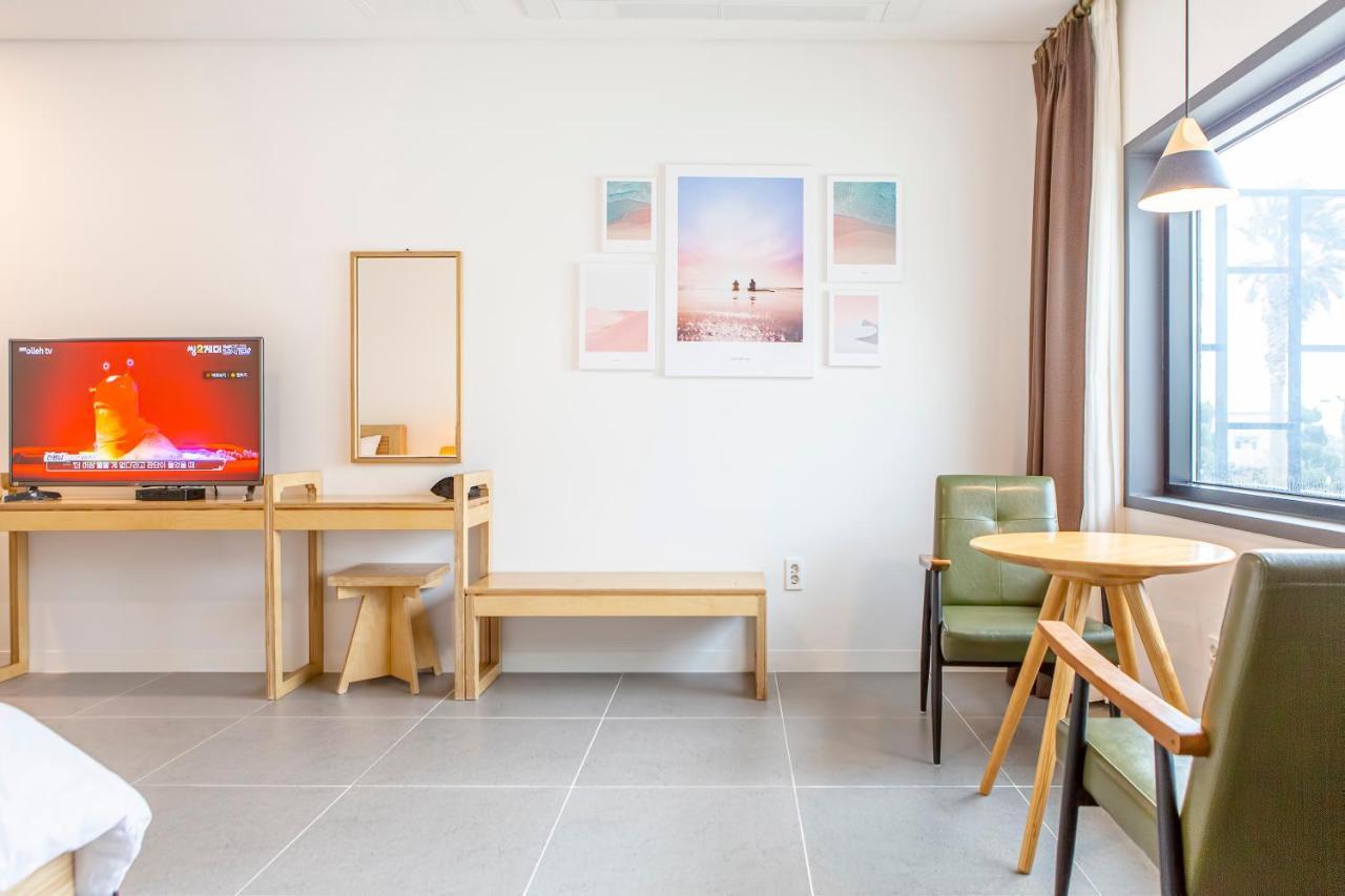 Lunamar Pension Jeju by Eksteriør bilde