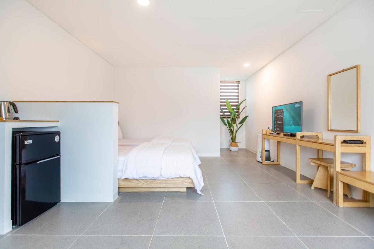Lunamar Pension Jeju by Eksteriør bilde