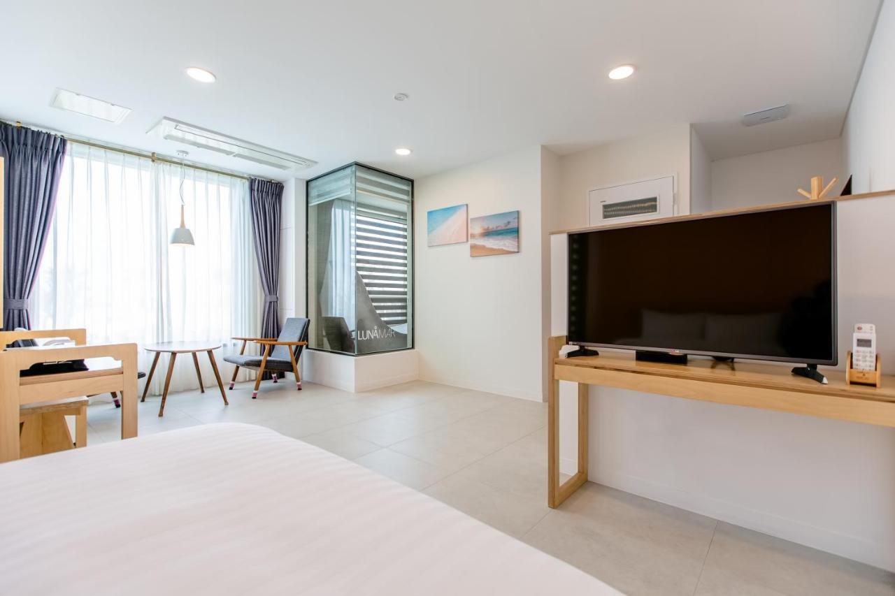 Lunamar Pension Jeju by Eksteriør bilde