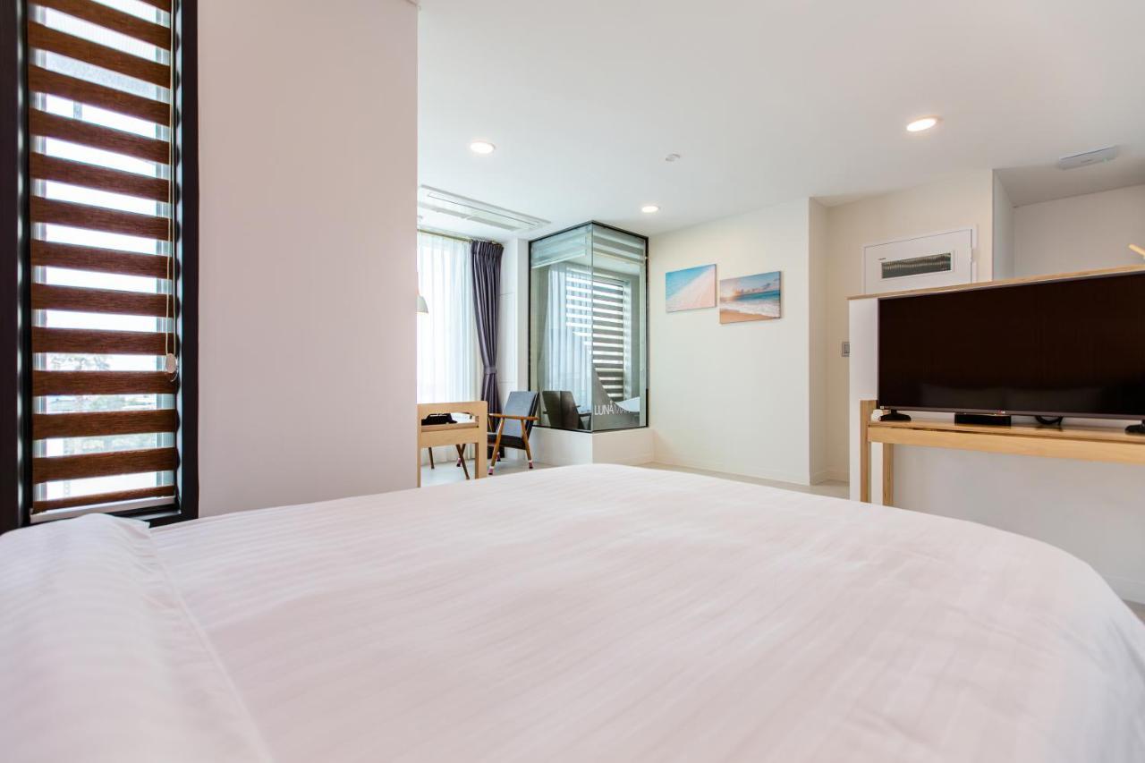 Lunamar Pension Jeju by Eksteriør bilde
