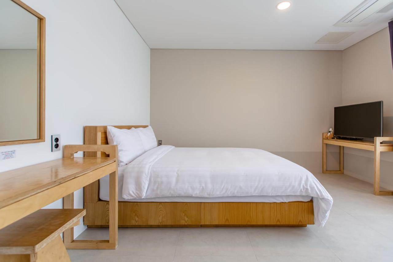 Lunamar Pension Jeju by Eksteriør bilde
