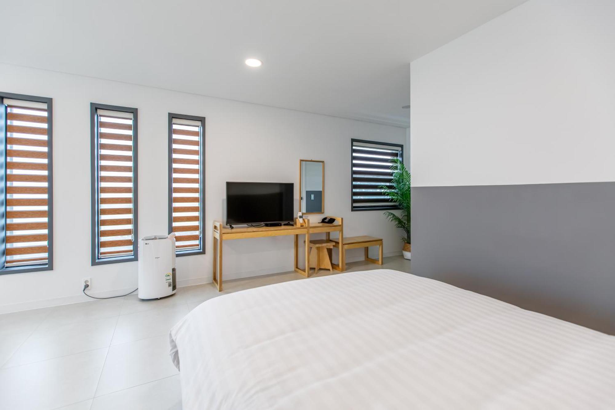Lunamar Pension Jeju by Eksteriør bilde